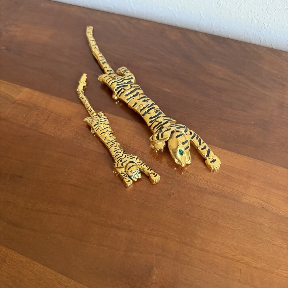 Vintage Black And Gold Tone Tiger Shoulder Pins Emerald Eyes Chain Link Read